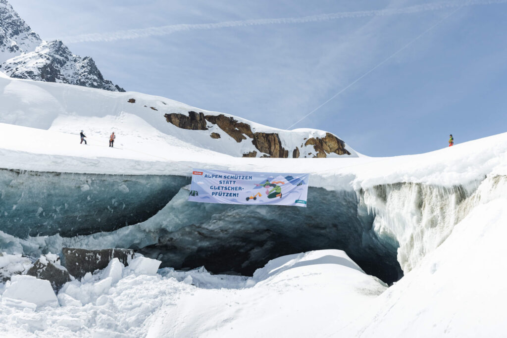 Das Bild zeigt #aufstehn's ersten Bannerdrop im Pitztaler Gletschertor. Das Banner sagt: Alpen schützen statt Gletscherpfützen