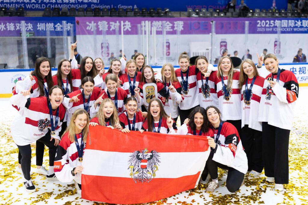 Das Bild zeigt das österreichische Eishockeyteam der Frauen. Sie fordern Gleichbehandlung.